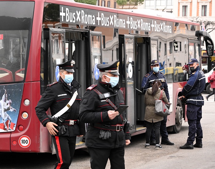 이탈리아 로마의 버스정류장에서 진행된 백신 패스 검문. /사진=신화통신, 뉴시스.