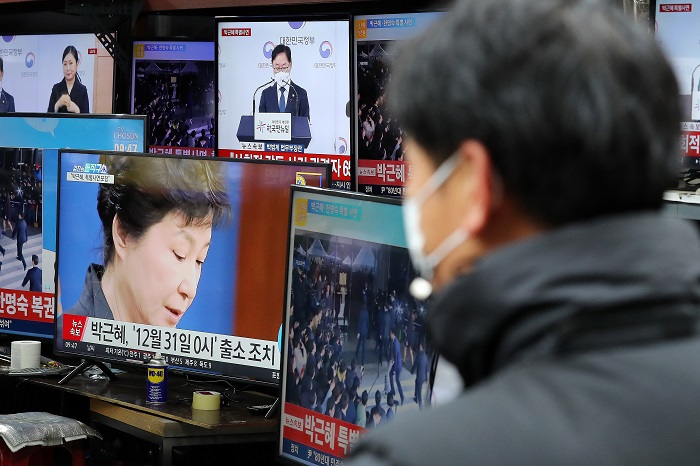24일 오전 박근혜 전 대통령 특별사면 관련 뉴스를 시청하는 시민. /사진=뉴시스.