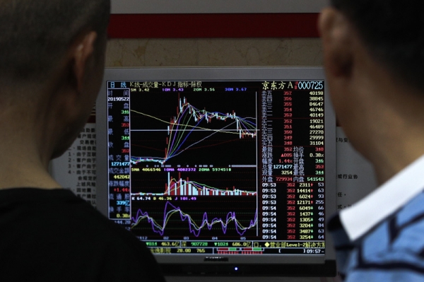 중국 증시 투자자들이 시세판을 확인하고 있다. /사진=AP, 뉴시스
