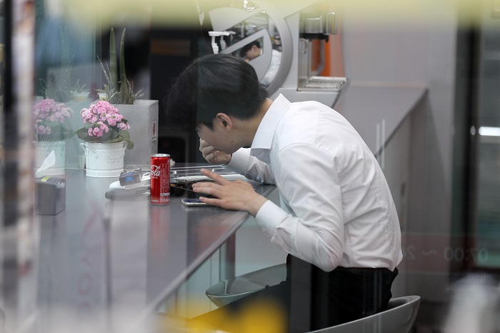 서울 시내 편의점에서 점심식사 하는 직장인. /사진=뉴시스