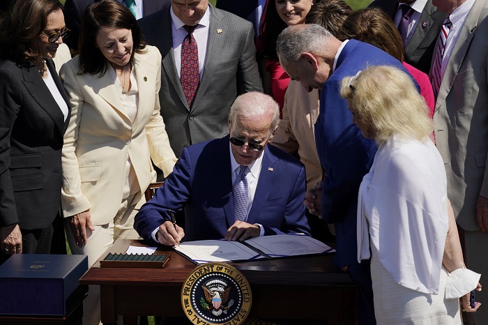 9일(현지시간) '칩스 플러스' 법안 서명하는 조 바이든 미국 대통령. /사진=AP, 뉴시스