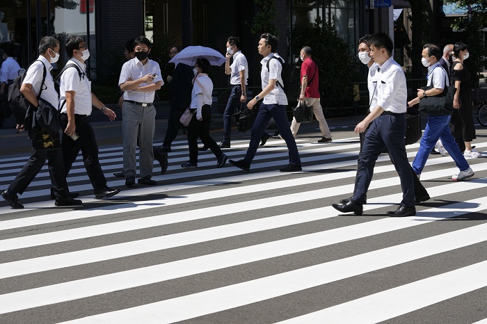 일본 도쿄 시내 직장인들. /사진=AP, 뉴시스