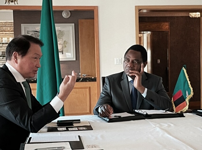 최태원 회장(왼쪽), 하카인데 히칠레마 잠비아 대통령. /사진=SK