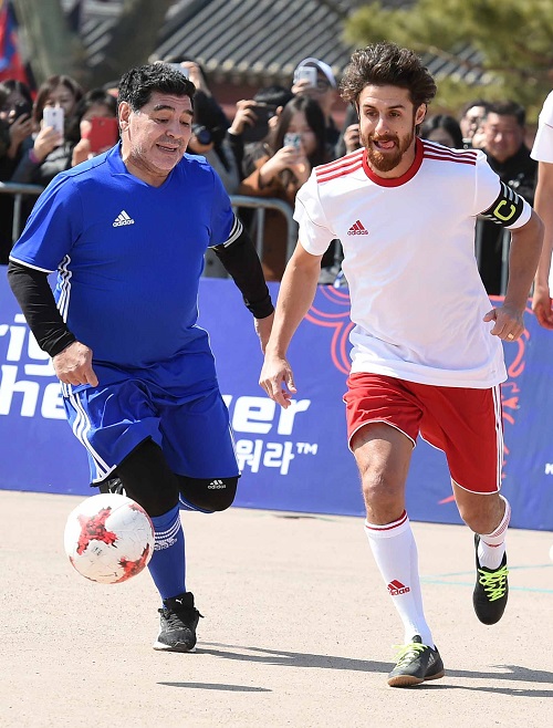 2017년 3월 한국에서의 친선경기 때의 마라도나(왼쪽). /사진=뉴시스
