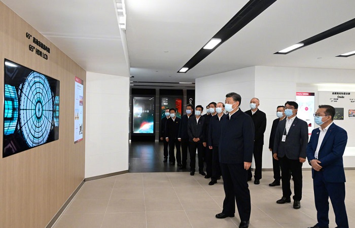 시진핑 주석이 지난 4월 LG디스플레이 광저우 공장을 방문한 모습. /사진=신화통신 웨이보, 뉴시스