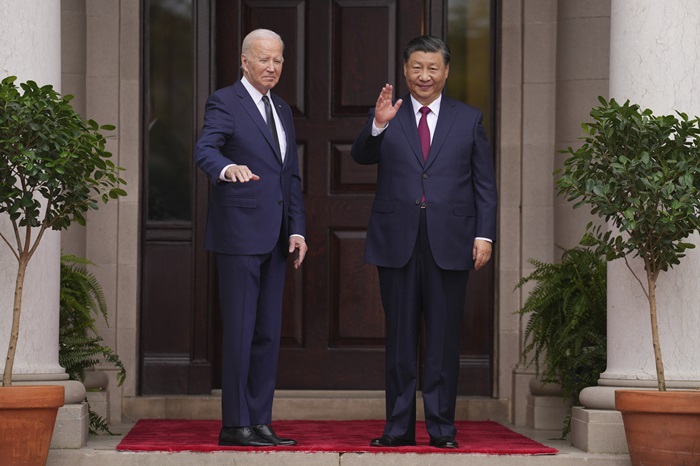 15일(현지시간) 미-중 정상회담 직전 조 바이든 미국 대통령(왼쪽)과 시진핑 중국 국가주석. /사잔=AP, 뉴시스
