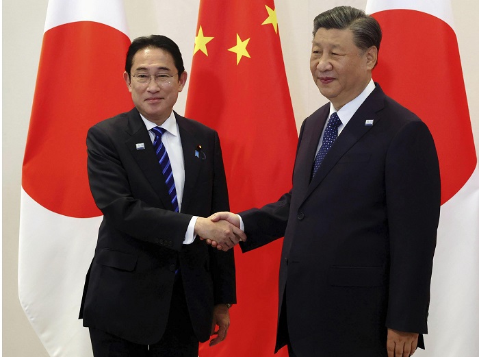지난 16일(현지시각) 회담장에서 만난 기시다 후미오(왼쪽) 일본 총리와 시진핑 중국 국가주석. /사진=AP, 뉴시스
