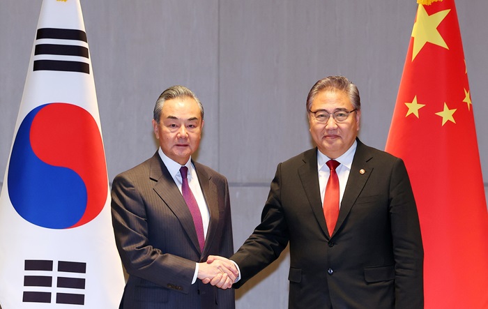 박진 외교부 장관(오른쪽), 왕이 중국 외교부장. /사진=뉴시스