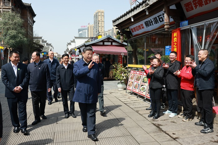지난 19일(현지시각) 중국 후난성 창더시 문화거리를 방문한 시진핑 주석. /사진=신화통신, 뉴시스