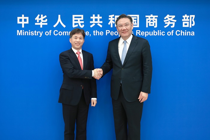 왕원타오 중국 상무부장(오른쪽)과 만난 곽노정 SK하이닉스 CEO. /사진=중국 상무부 홈페이지, 뉴시스