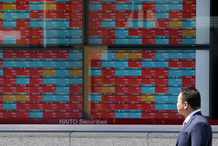 일본 도쿄의 한 증권사 앞. /사진=AP, 뉴시스