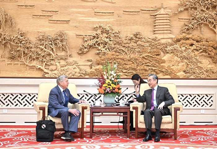 왕이 중국 외교부장(오른쪽), 앨리슨 교수. /사진=신화통신, 뉴시스