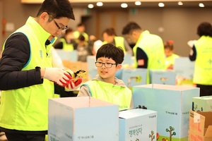 하나금융그룹, 명동 소상공인 응원! '행복상자' 전달 및 거리정화 활동 펼쳐