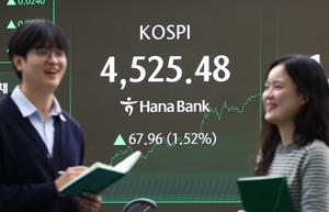 코스피 '또 최고치', 사상 첫 4520 돌파...外人은 '투매'
