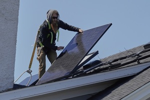 머스크 효과?, ENPH 훈풍?..한화솔루션 등 태양광주 '장중 활짝'