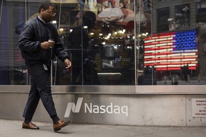 반도체주 '혼조', 테슬라 '추락'에도...美 나스닥100 '막판 호전' - 뉴스 썸네일 이미지